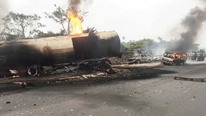 Nigeria bus accident... 19 people killed