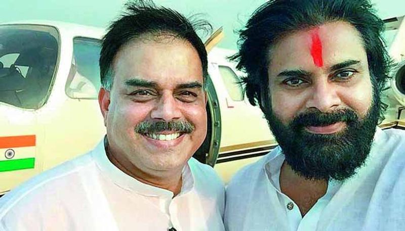 పవన్ కళ్యాణ్ నిన్న జగన్ మోహన్ రెడ్డిని పొగిడాడు అని చర్చించుకోవడం మొదలుపెట్టే లోగానే.... మరో జనసేన నేత నాదెండ్ల మనోహర్ జగన్ ను విమర్శిస్తూ లేఖ రాసారు. అంటే ఇక్కడ పార్టీ మంచిని మంచి అని చెడుని చెడు అని ఖచ్చితంగా చెబుతుందనే ఒక ఇండికేషన్ ని పవన్ ఇవ్వాలనుకుంటున్నాడు. 
