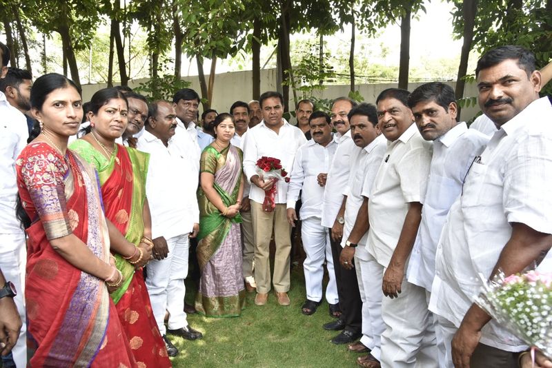 కేటీఆర్ ని కలిసిన వారిలో...రంగారెడ్డి జిల్లా జెడ్పి చైర్ పర్సన్ తీగల అనితా రెడ్డి, మహబూబ్ నగర్ జెడ్పి చైర్ పర్సన్ స్వర్ణ సుధాకర్, మంచిర్యాల జెడ్పి చైర్ పర్సన్ నల్లాల భాగ్య లక్ష్మి ఉన్నారు.