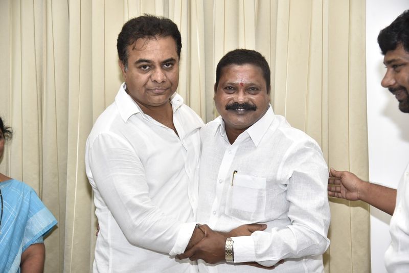 కేటీఆర్ ను కలిసిన జెడ్పీ చైర్ పర్సన్స్ (ఫొటోలు)