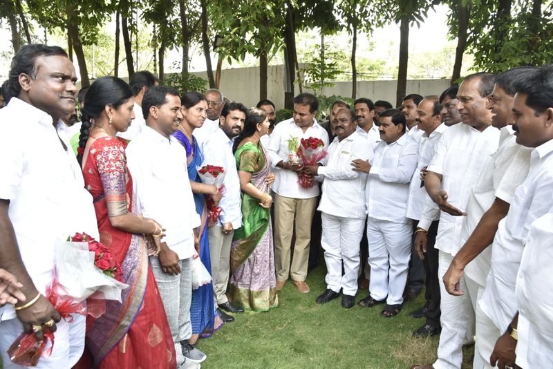 కేటీఆర్ ను కలిసిన జెడ్పీ చైర్ పర్సన్స్ (ఫొటోలు)