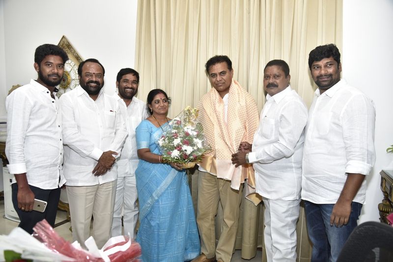 కేటీఆర్ ను కలిసిన జెడ్పీ చైర్ పర్సన్స్ (ఫొటోలు)