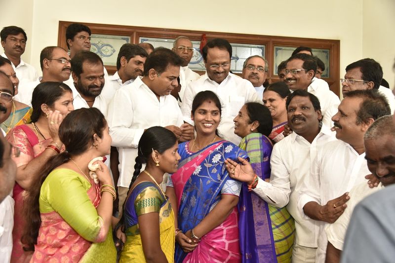 రాజన్న సిరిసిల్ల జెడ్పి ఛైర్ పర్సన్ న్యాలకొండ అరుణ, వికారాబాద్ జెడ్పి చైర్ పర్సన్ పట్నం సునీతా మహేందర్ రెడ్డి, మేడ్చల్ జెడ్పి చైర్ పర్సన్ శరత్ చంద్రా రెడ్డి కూడా కేటీఆర్ ను కలిసినవారిలో ఉన్నారు.