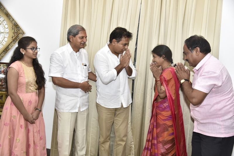 కేటీఆర్ ను కలిసిన జెడ్పీ చైర్ పర్సన్స్ (ఫొటోలు)