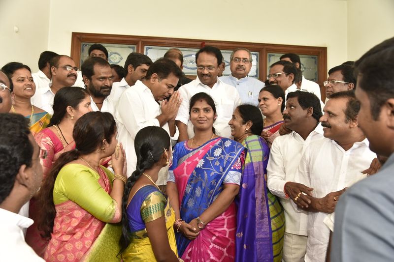 కేటీఆర్ ను కలిసిన జెడ్పీ చైర్ పర్సన్స్ (ఫొటోలు)