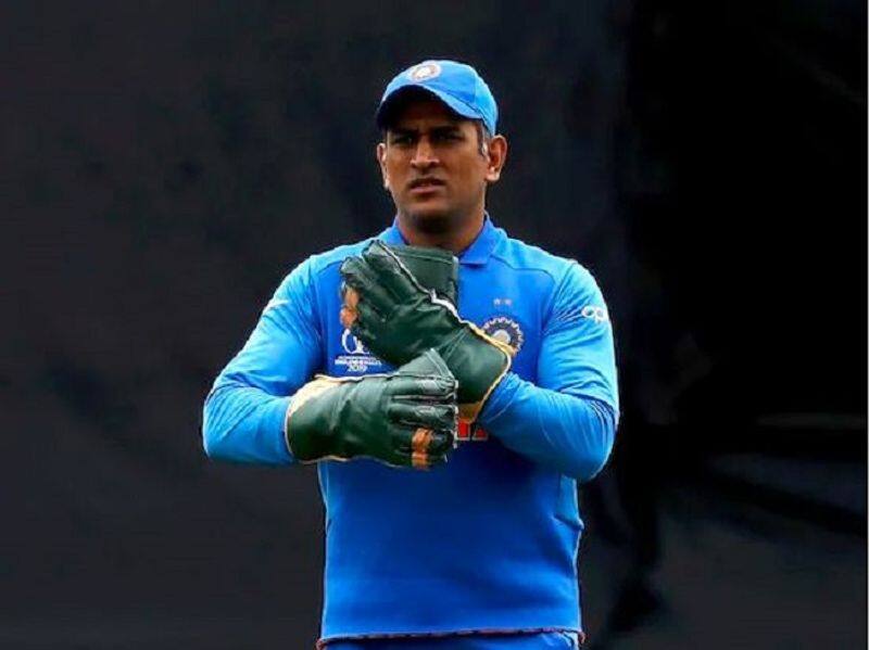 World cup 2019 MS Dhoni Removes balidan badge From Wicketkeeping Gloves
