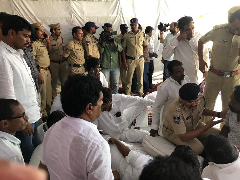 ఇందిరా పార్క్ వద్ద భట్టి దీక్షభగ్నం (ఫోటోలు)