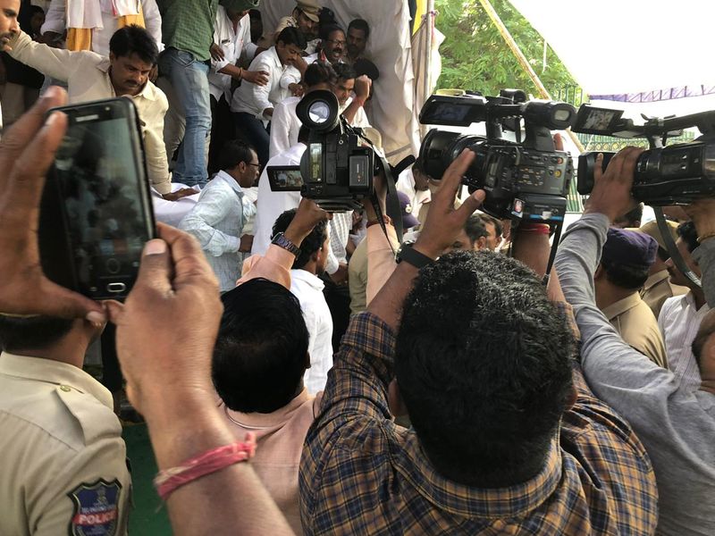 మల్లు భట్టి విక్రమార్క అరెస్టు: నిమ్స్ కు తరలింపు