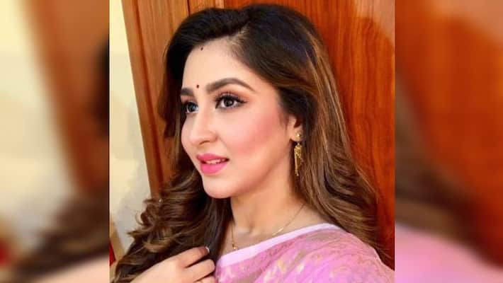 Tollywood Actress oindrila dancing with her two pets Tollywood Actress oindrila dancing with her two pets