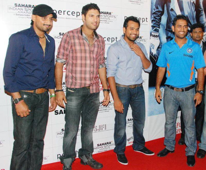 Yuvraj with his teammates Harbhajan, Rohit Sharma, MS Dhoni during an event