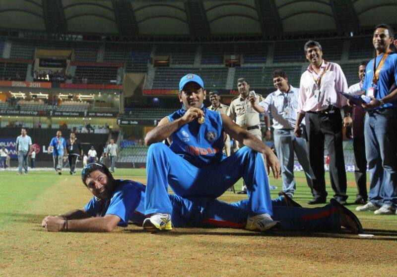 Team India team mates Yurvaj Singh, MS Dhoni reunites after while, Pro kabaddi League