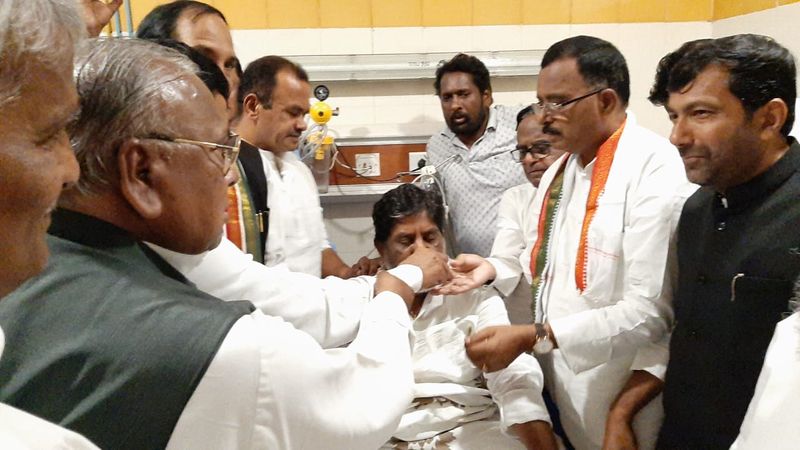 ఆస్పత్రిలో భట్టి దీక్ష, నేతల పరామర్శలు