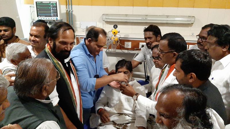 ఆస్పత్రిలో భట్టి దీక్ష, నేతల పరామర్శలు