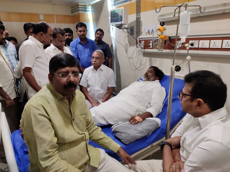 ఆస్పత్రిలో భట్టి దీక్ష, నేతల పరామర్శలు