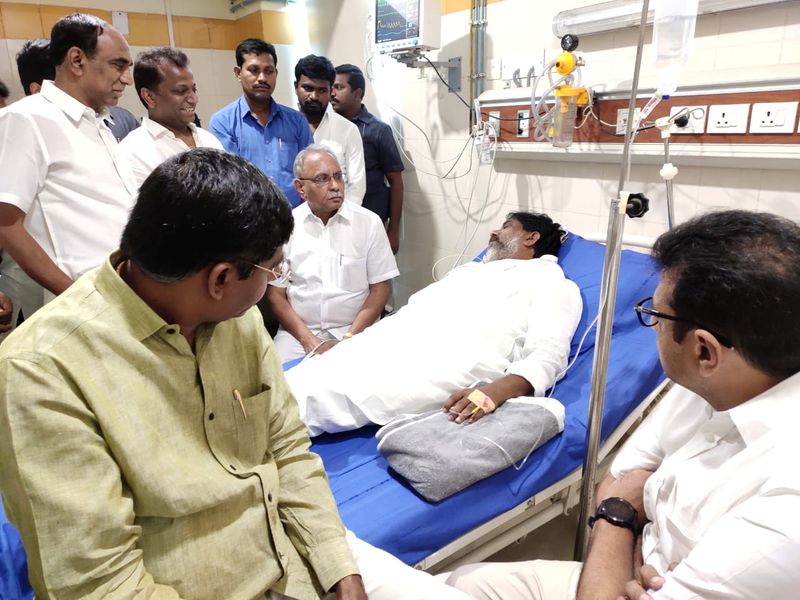 ఆస్పత్రిలో భట్టి దీక్ష, నేతల పరామర్శలు