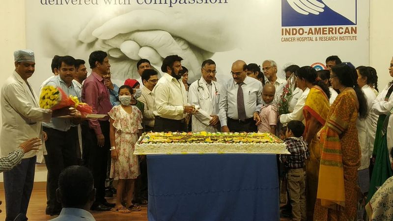 హైదరాబాద్ లోని బసవతారకం క్యాన్సర్ ఆసుపత్రిలో బాలయ్య జన్మదిన వేడుకలు జరిగాయి.