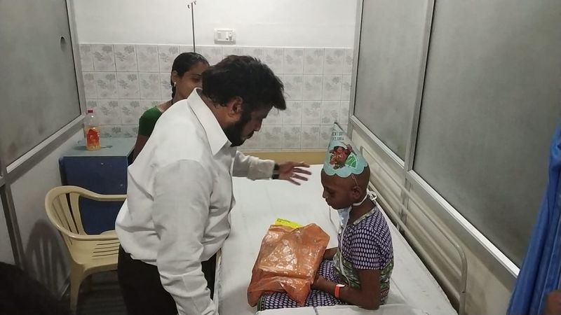 చిన్న పిల్లల మధ్య బాలయ్య కేక్ కట్ చేసి తన పుట్టినరోజు జరుపుకున్నారు.