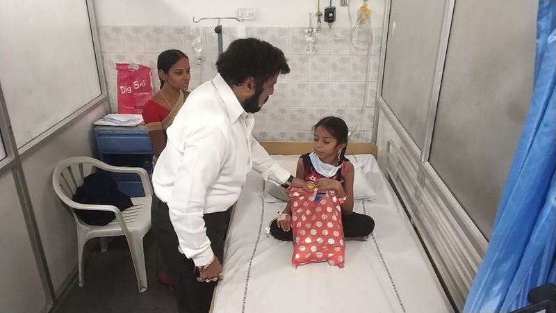 కేకుని చిన్నపిల్లలకు తినిపిస్తూ బాలయ్య తన ప్రేమను పంచారు.