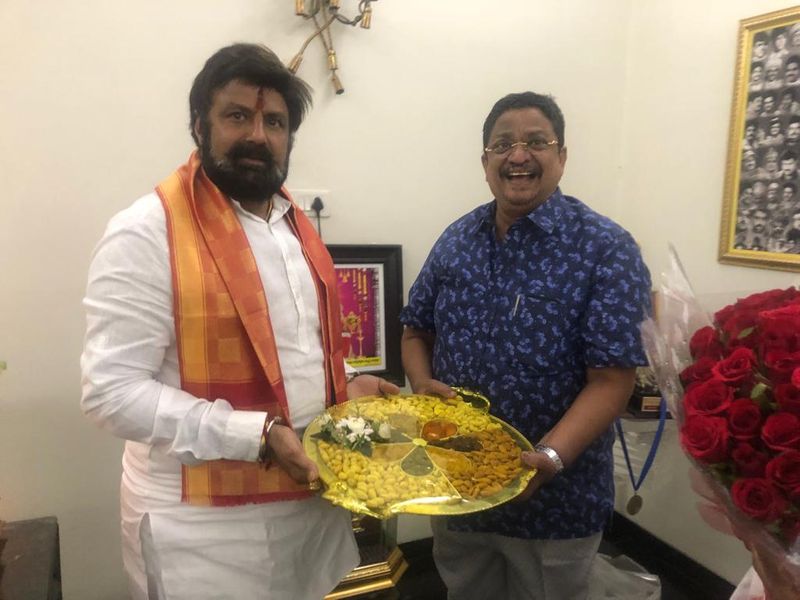 ఈ సందర్భంగా బాలయ్య అందరికి వయసు పెరుగుతోందని తనకు మాత్రం తగ్గుతోందని బాలయ్య చమత్కరించారు.