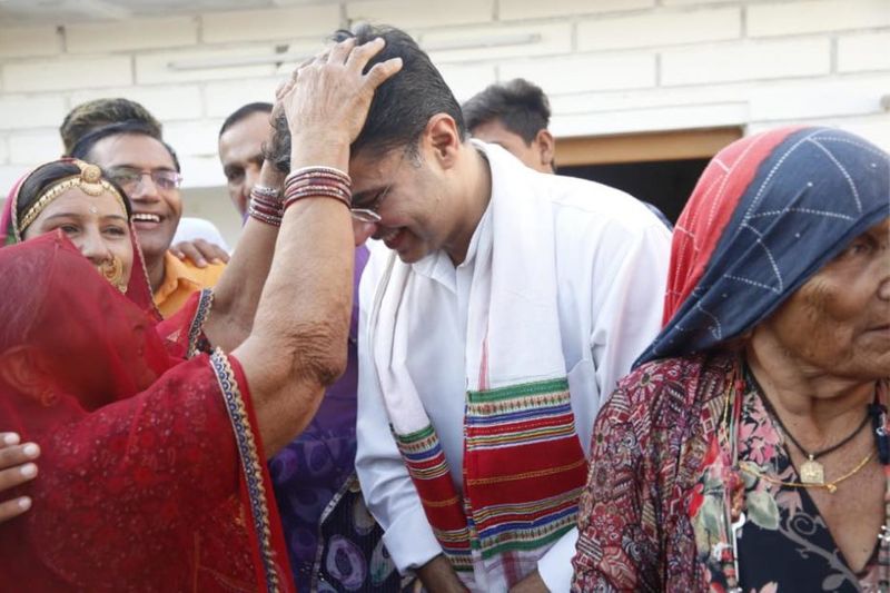 উত্তরপ্রদেশের সাহরাণপুরে জন্ম শচীন পাইলটের। বাবা ছিলেন কংগ্রেস নেতা তথা প্রাক্তন কেন্দ্রীয় মন্ত্রী রাজেশ পাইলট, মা রমা পাইলট। দিল্লিতে এয়ার ফোর্স বাল ভারতী স্কুলে পড়াশোনা শেষ করে স্নাতক হন সেন্ট স্টিফেন্স কলেজ থেকে।
