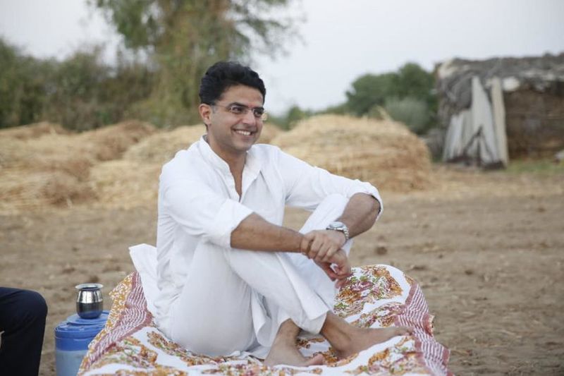 রাজেশ পাইলট বহু সময়েই মুখ ফস্কে বহু মন্তব্য এমন করেছেন যা কংগ্রেসকে অস্বস্তিতে ফেলে দিয়েছে। কিন্তু ছেলে শচীন অনেকটাই বুঝে শুনে চলা ব্যক্তিত্ব। বিদেশ থেকে পড়ে আসা শচীন নিজের রাজনৈতিক সিঁড়ি পোক্ত করেছেন রাজস্থানের মাটিতে তৃণমূল স্তরে কাজ করে। ২০১৮ সালে রাজস্থান বিধানসভা ভোটে কংগ্রেসের জয় রাজেশপুত্রর জন্যই।