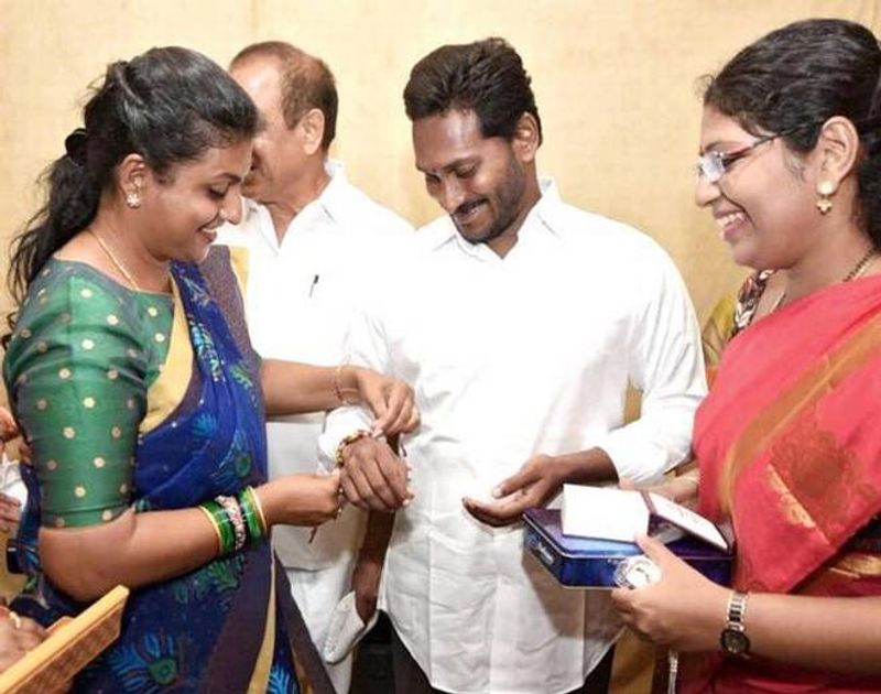 వైసీపీకి చెందిన ద్వితియ శ్రేణి నేతలు, కార్యకర్తలు సోషల్ మీడియా వేదికగా రోజాకు మంత్రి పదవి ఇచ్చి తీరాల్సిందే పెద్ద ఎత్తున డిమాండ్ చేశారు. రెడ్డి సామాజిక వర్గం నుంచి కేవలం నలుగురికి మాత్రమే అవకాశం కల్పించి ఎస్సీ, ఎస్టీలు, బీసీలకు ఎక్కువ ప్రాధాన్యం ఇచ్చారు. దీంతో రోజాకు మంత్రి పదవి రాలేదు. అయితే రెండున్నరేళ్ల తర్వాత కచ్చితంగా మంత్రి పదవి ఉంటుందని ఆమెకు జగన్ హామీ ఇచ్చినట్లు చెబుతున్నారు.