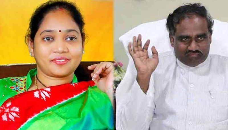 గుంటూరు జిల్లా ప్రత్తిపాడు నుంచి 2014 ఎన్నికల్లో రావెల కిశోర్ బాబు విజయం సాధించి.. పోటీ చేసిన తొలి ఎన్నికలోనే మంత్రిగా జాక్పాట్ కొట్టారు. అయితే ఆయనపై వివాదాలు రావడంతో చంద్రబాబు.. రావెలను తప్పించారు. తాజా ఎన్నికల్లో వైసీపీ మహిళా నేత మేకతోటి సుచరిత విజయం సాధించారు. తొలి నుంచి తనతో నడిచిన సుచరితకు జగన్ సముచిత స్థానం కల్పించారు. డిప్యూటీ సీఎం పదవితో పాట నవ్యాంధ్ర తొలి మహిళా హోంమంత్రిగా సుచరితను నియమించారు.