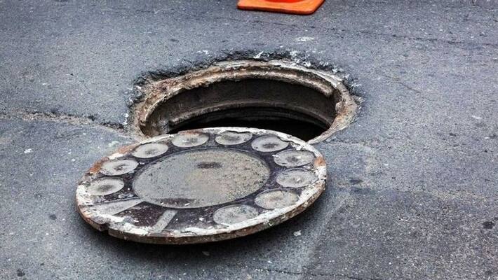 Man falls into manhole while running away from police Man falls into manhole while running away from police