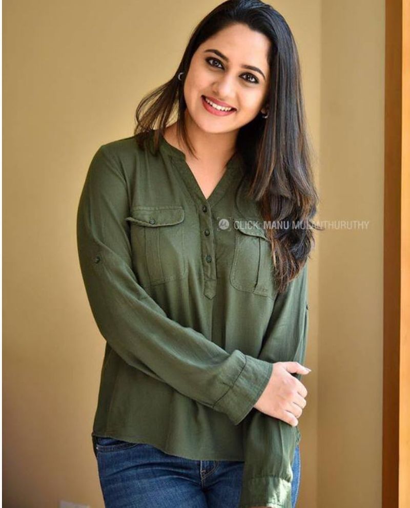 Colorful photos of actress Miya George