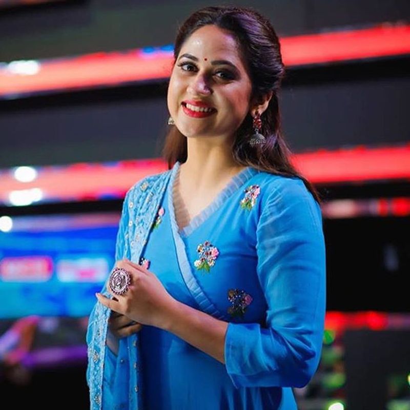 Colorful photos of actress Miya George