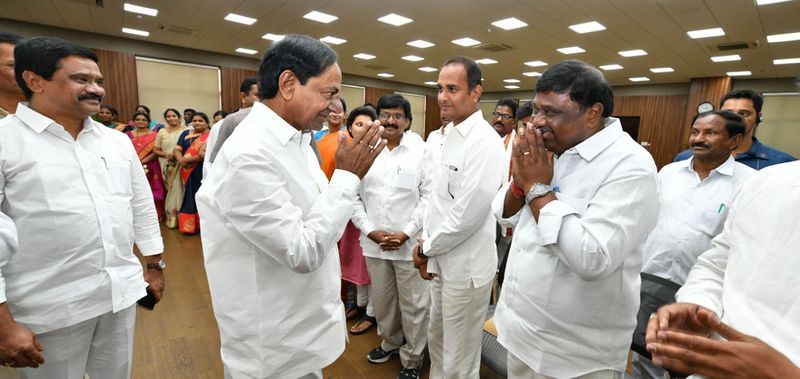 కొత్తగా ఎన్నికైన జడ్పీ ఛైర్పర్సన్లతో సమావేశమైన కేసీఆర్ (ఫోటోలు)