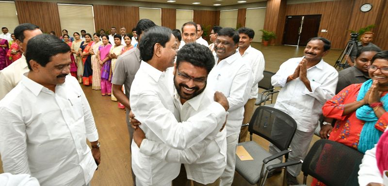 కొత్తగా ఎన్నికైన జడ్పీ ఛైర్పర్సన్లతో సమావేశమైన కేసీఆర్ (ఫోటోలు)