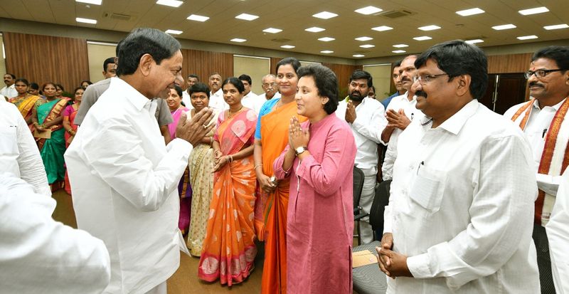 కొత్తగా ఎన్నికైన జడ్పీ ఛైర్పర్సన్లతో సమావేశమైన కేసీఆర్ (ఫోటోలు)