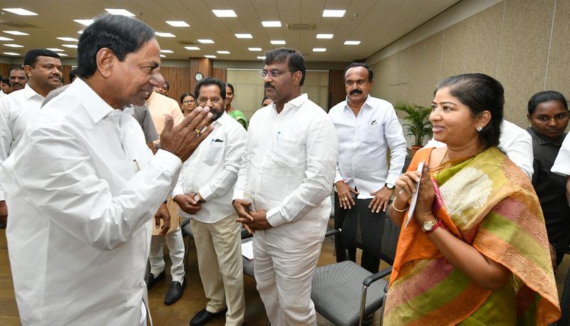 కొత్తగా ఎన్నికైన జడ్పీ ఛైర్పర్సన్లతో సమావేశమైన కేసీఆర్ (ఫోటోలు)
