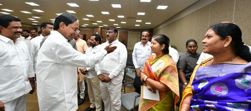 కొత్తగా ఎన్నికైన జడ్పీ ఛైర్పర్సన్లతో సమావేశమైన కేసీఆర్ (ఫోటోలు)