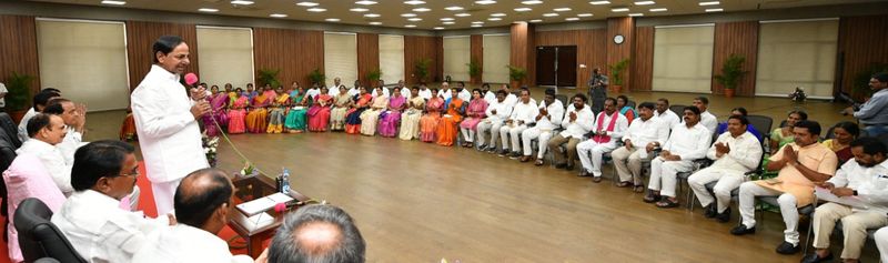 కొత్తగా ఎన్నికైన జడ్పీ ఛైర్పర్సన్లతో సమావేశమైన కేసీఆర్ (ఫోటోలు)
