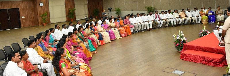 కొత్తగా ఎన్నికైన జడ్పీ ఛైర్పర్సన్లతో సమావేశమైన కేసీఆర్ (ఫోటోలు)