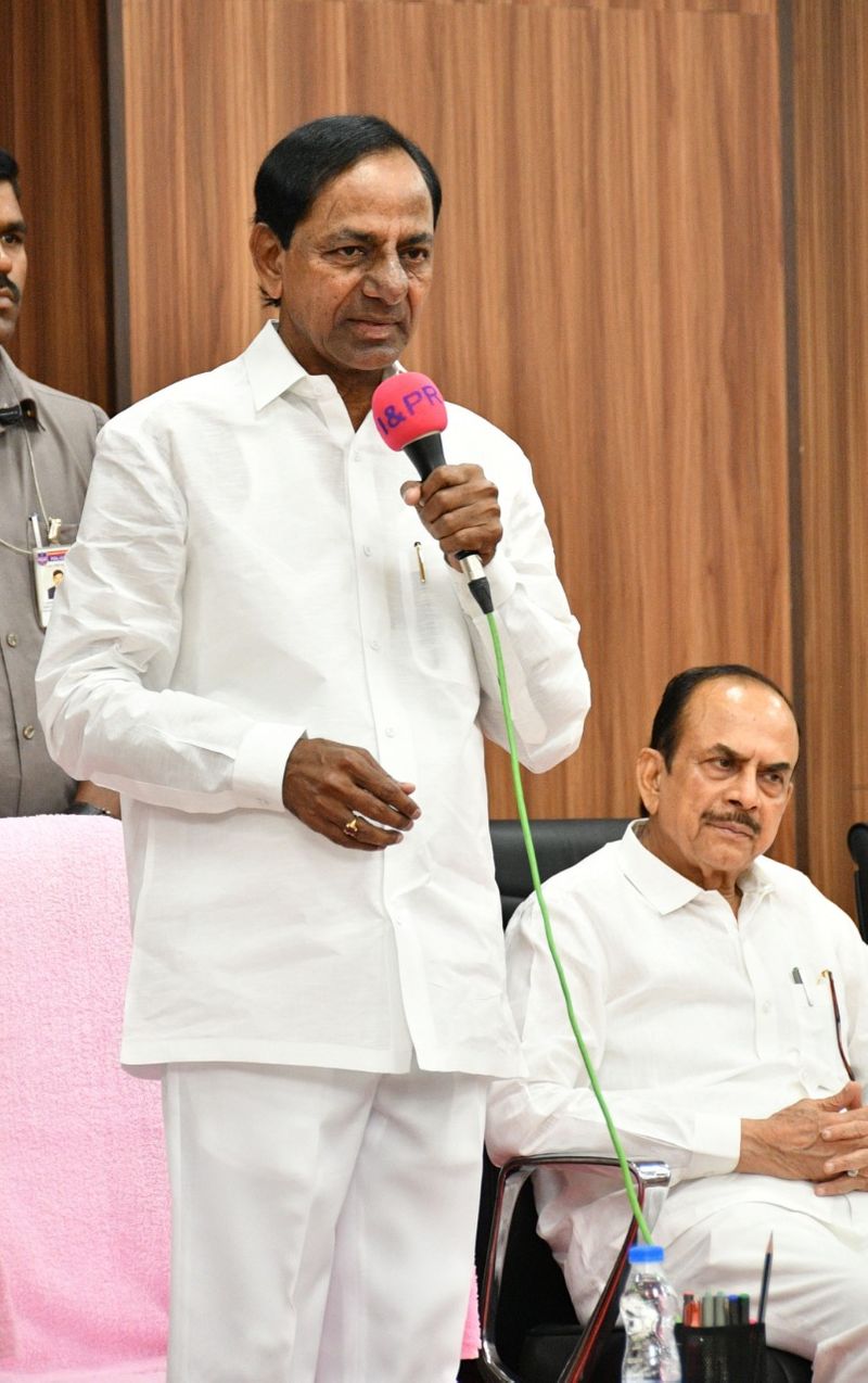 కొత్తగా ఎన్నికైన జడ్పీ ఛైర్పర్సన్లతో సమావేశమైన కేసీఆర్ (ఫోటోలు)