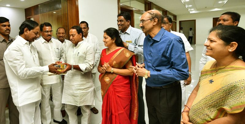 కొత్తగా ఎన్నికైన జడ్పీ ఛైర్పర్సన్లతో సమావేశమైన కేసీఆర్ (ఫోటోలు)