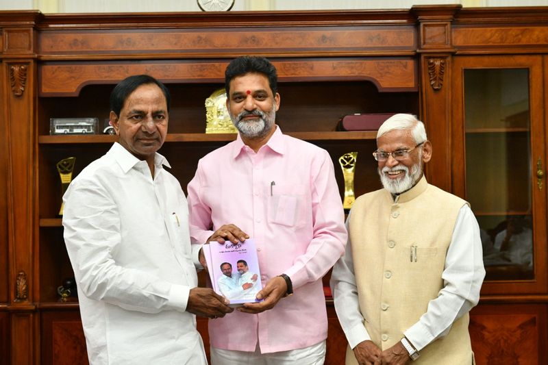 కొత్తగా ఎన్నికైన జడ్పీ ఛైర్పర్సన్లతో సమావేశమైన కేసీఆర్ (ఫోటోలు)