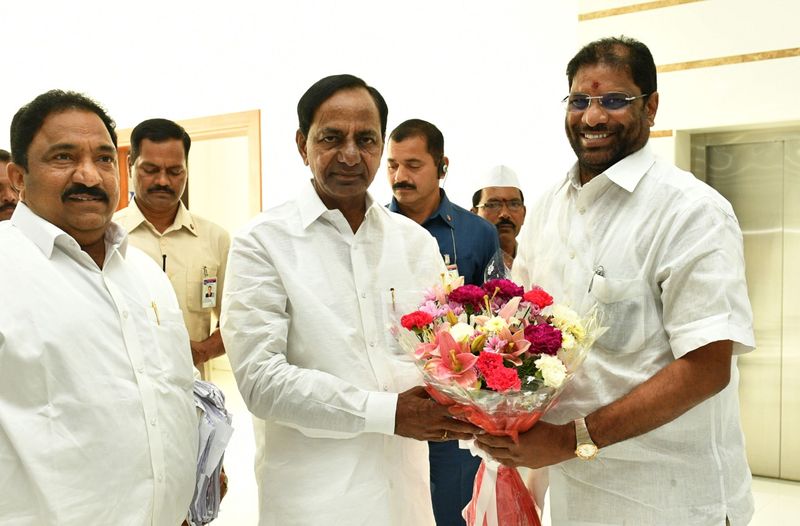 కొత్తగా ఎన్నికైన జడ్పీ ఛైర్పర్సన్లతో సమావేశమైన కేసీఆర్ (ఫోటోలు)