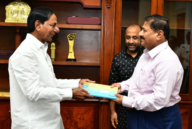 కొత్తగా ఎన్నికైన జడ్పీ ఛైర్పర్సన్లతో సమావేశమైన కేసీఆర్ (ఫోటోలు)