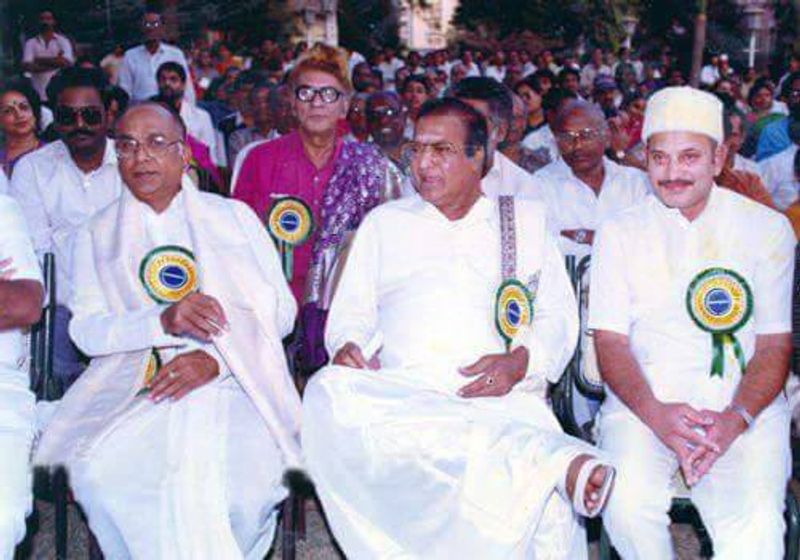ప్రస్తుత రోజుల్లో హీరోలు ఏడాదికో సినిమా చేస్తే మాహా గొప్ప.. స్టార్ హీరోల నుంచి ఒక సినిమా రావాలంటే ఏడాదిన్నర సమయం పడుతోంది. కానీ అప్పట్లో టాప్ స్టార్స్ ఒక ఏడాదిలో 10 నుంచి 15 సినిమాలు రిలీజ్ అయ్యేలా చూసుకునేవారు.