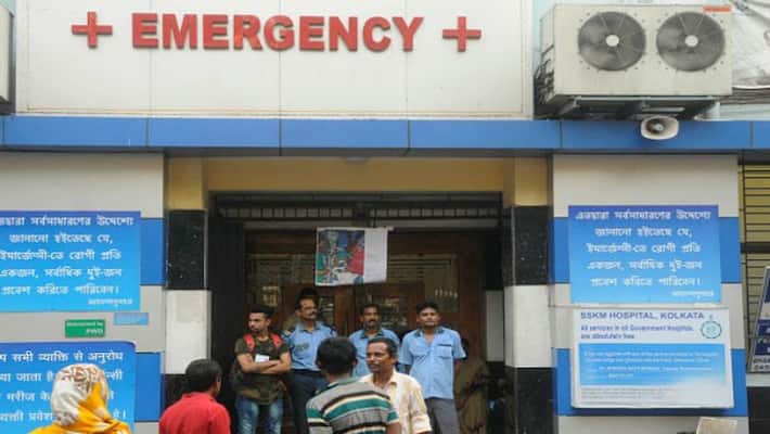 COVID-19 fighter finds herself under tree as SSKM Hospital refrains from treating her for cancer-dbr COVID-19 fighter finds herself under tree as SSKM Hospital refrains from treating her for cancer-dbr