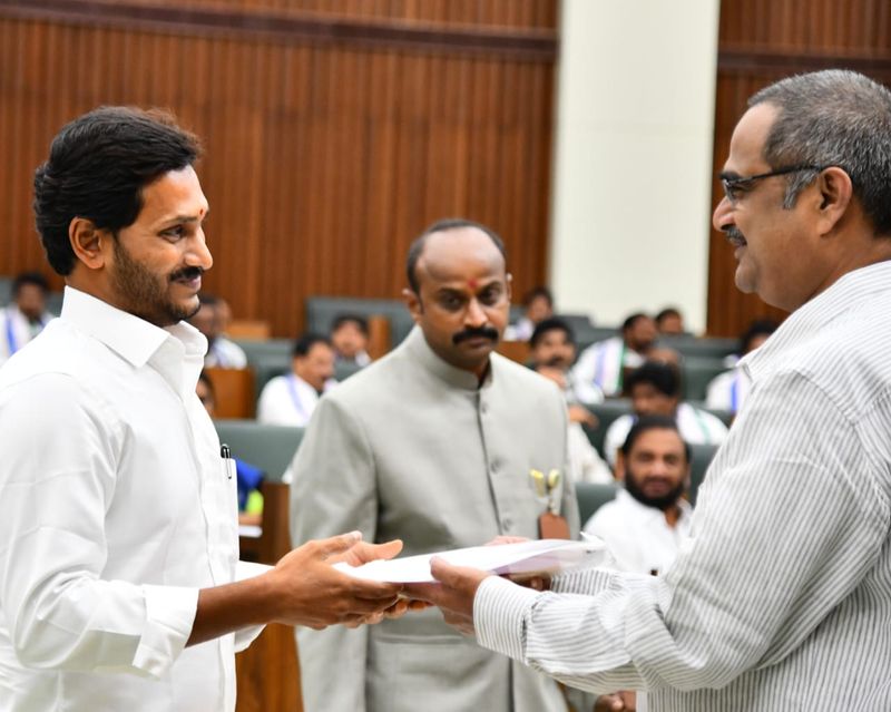 శాసనసభ్యునిగా ప్రమాణం చేసిన వైఎస్ జగన్ (ఫోటోలు)