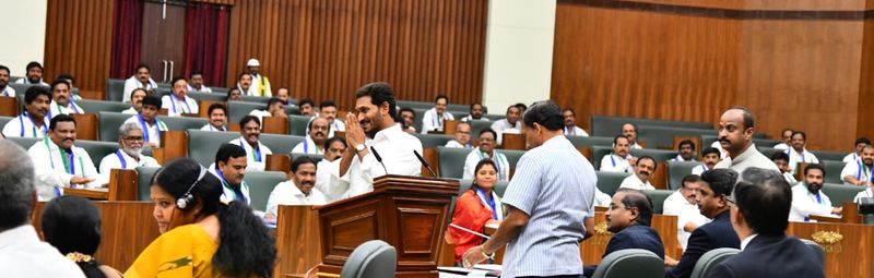శాసనసభ్యునిగా ప్రమాణం చేసిన వైఎస్ జగన్ (ఫోటోలు)