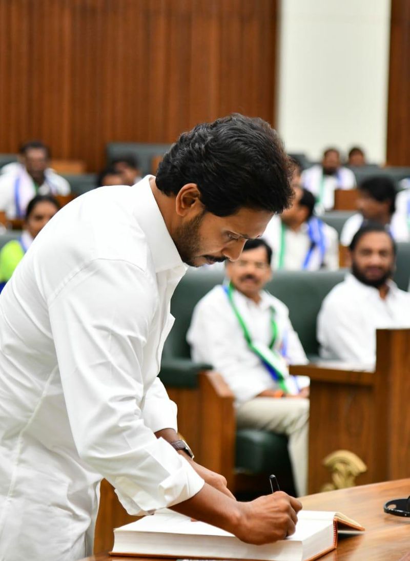 శాసనసభ్యునిగా ప్రమాణం చేసిన వైఎస్ జగన్ (ఫోటోలు)