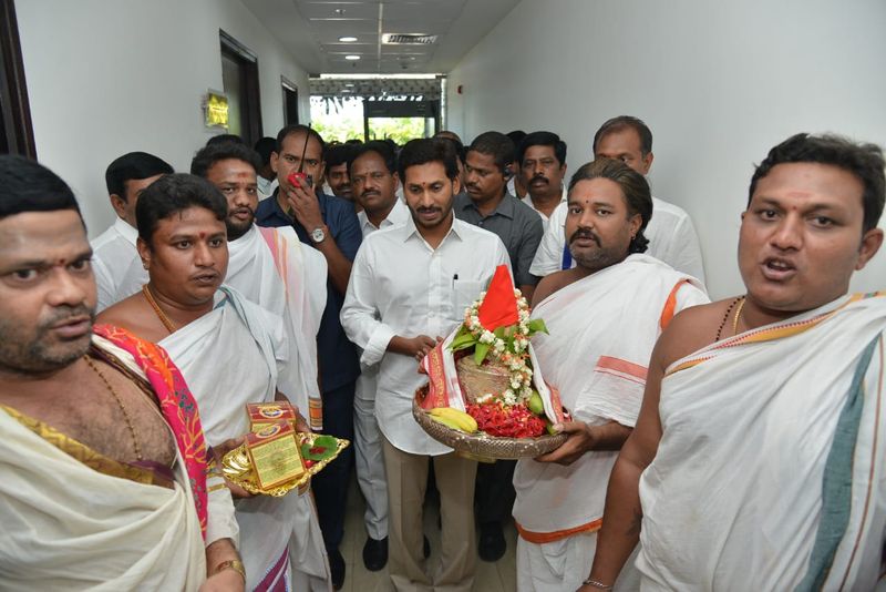 శాసనసభ్యునిగా ప్రమాణం చేసిన వైఎస్ జగన్ (ఫోటోలు)
