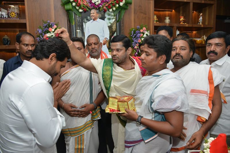 శాసనసభ్యునిగా ప్రమాణం చేసిన వైఎస్ జగన్ (ఫోటోలు)