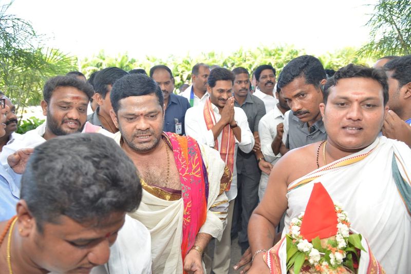 శాసనసభ్యునిగా ప్రమాణం చేసిన వైఎస్ జగన్ (ఫోటోలు)